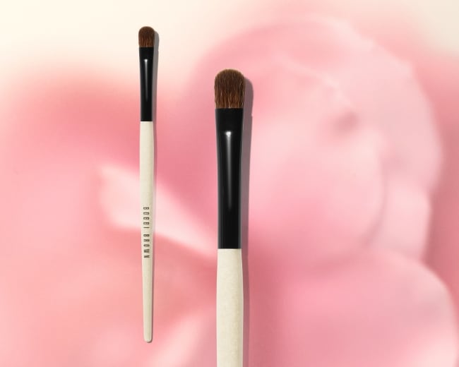 מברשת איפור עיניים מתנה ברכישה מעל 399 ₪